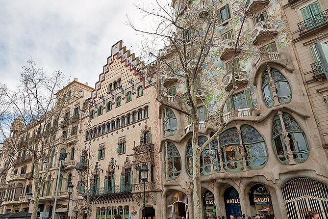 Gaudi & Sagrada Familia Donation-Based Tour in English - The Manzana de la Discordia and Barcelona’s architectural rivalry