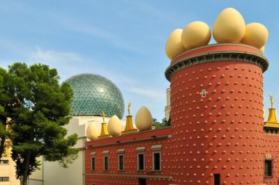 Girona & Dali Museum Small Group Tour with Pick-up from Barcelona