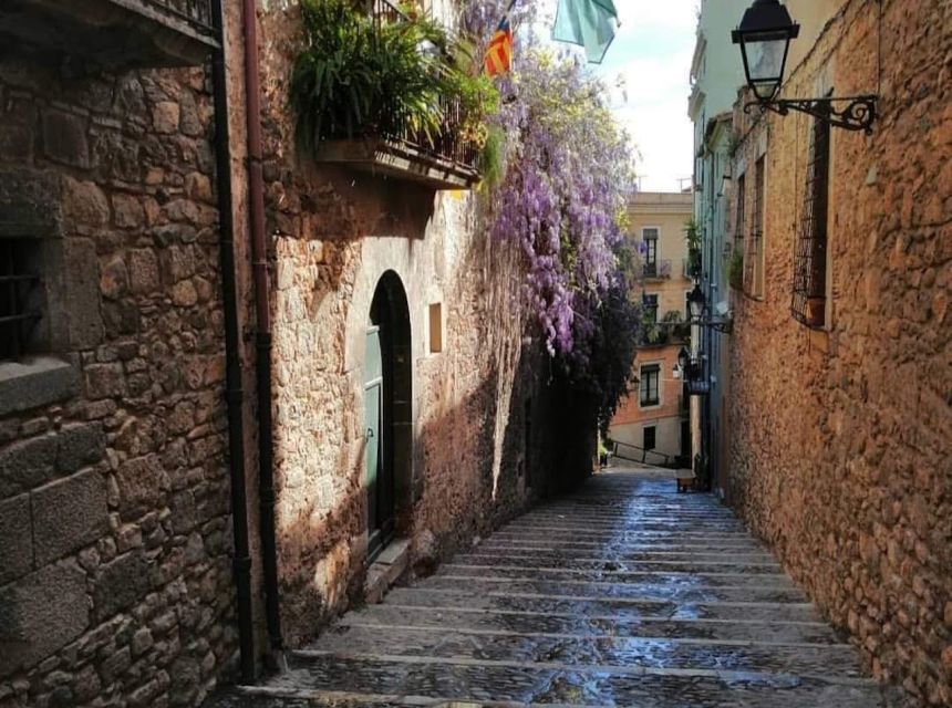 Girona: Game of Thrones Small Group Tour - Plaça dels Jurats and Sant Pere de Galligants