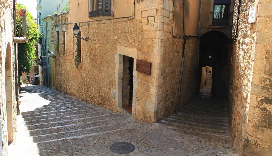 Girona: Small Group Walking Tour - Starting beside the Onyar River