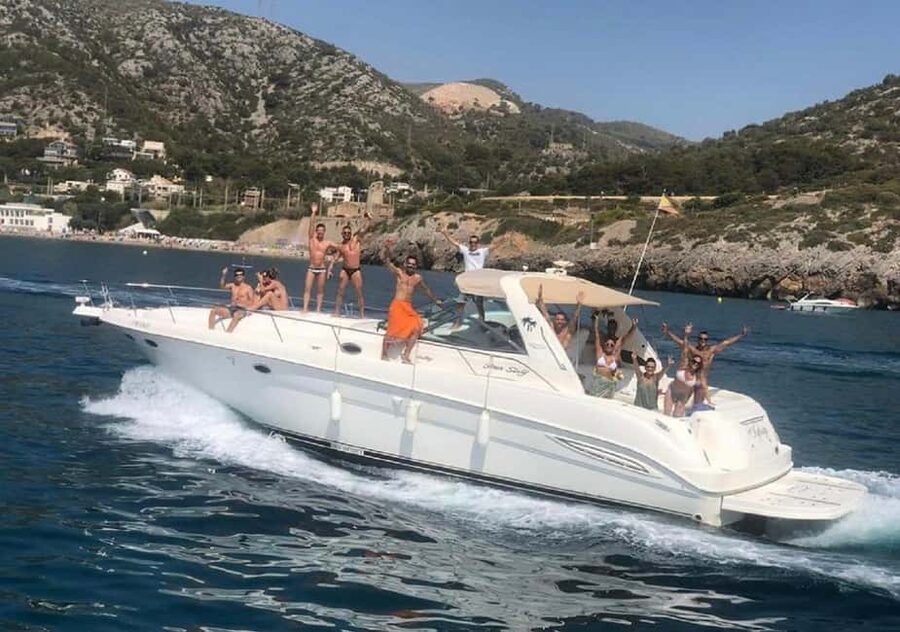 Gran Canaria: Shared yacht excursion with beverages, lunch and snorkeling - Cruising toward Mogán and Perchel Cove