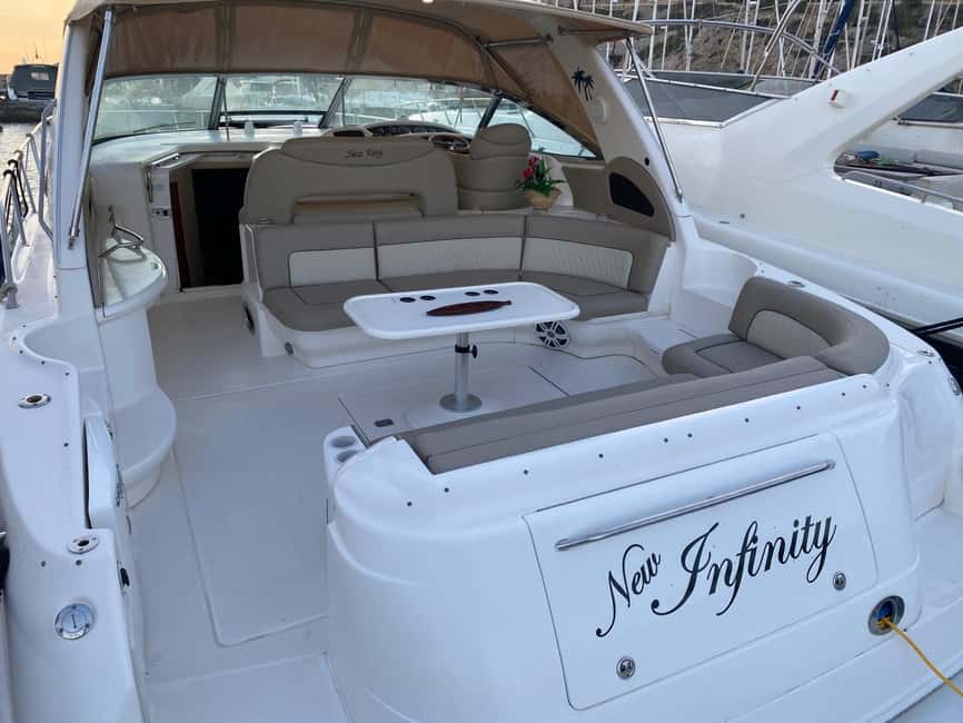 Gran Canaria: Shared yacht excursion with beverages, lunch and snorkeling - A welcome glass of cava and a 12-person yacht