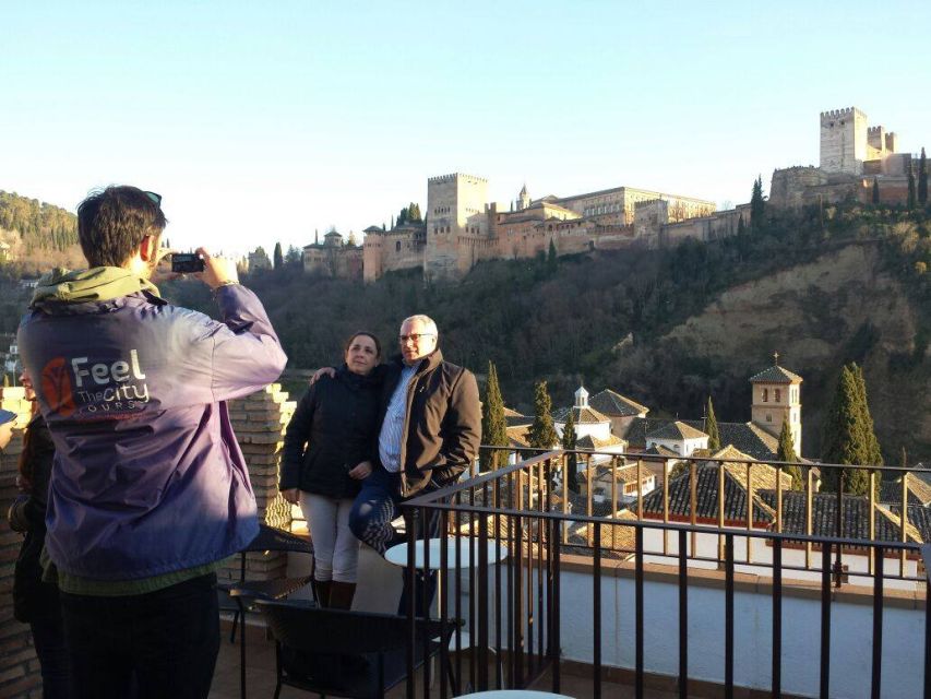 Granada: Albaicín and Sacromonte 2.5-Hour Walking Tour - Key points at a glance
