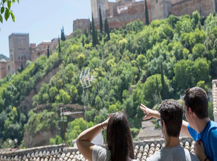 Granada: Albaicín and Sacromonte 2.5-Hour Walking Tour - Sacromonte and its hillside caves