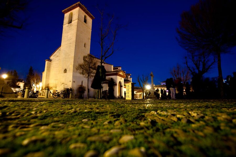 Granada: Albaicin and Sacromonte Evening Walking Tour - La Caldereria and the first turn into Albaicin