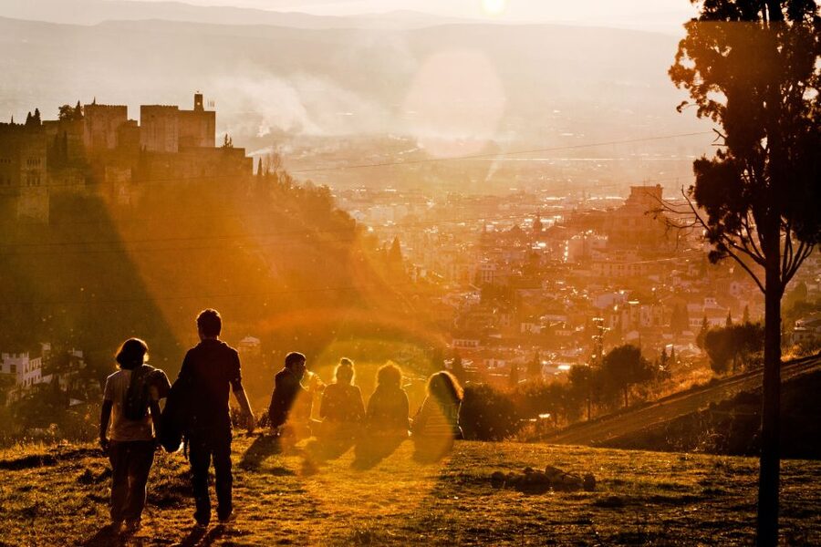 Granada: Albaicín and Sacromonte Guided Sunset Walking Tour - Key points at a glance