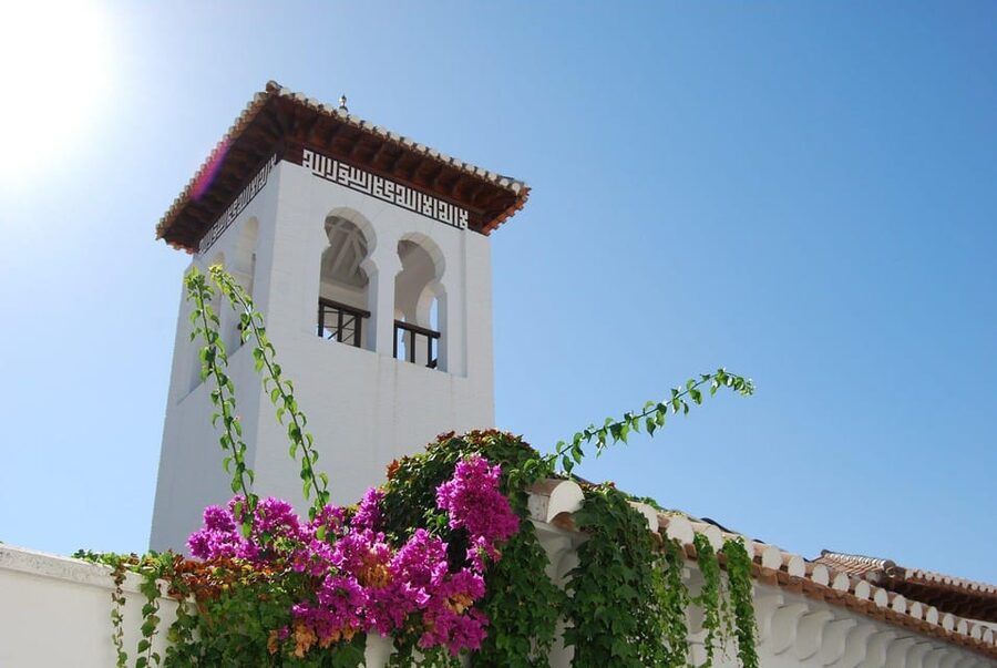 Granada: Albaicín and Sacromonte Guided Sunset Walking Tour - Sacromonte, cave homes, and flamenco traditions