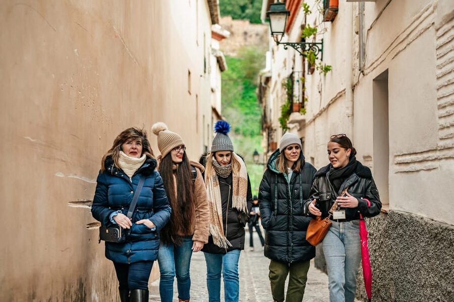 Granada: Albaicín and Sacromonte Guided Sunset Walking Tour - Best time to take the walk