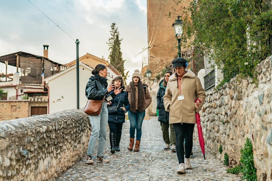 Granada: Albaicín and Sacromonte Guided Sunset Walking Tour - Starting at Plaza Nueva and climbing into Albaicín