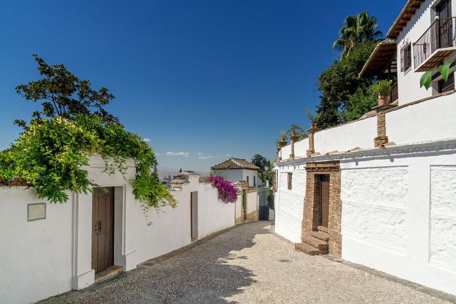 Granada: Albaicín and Sacromonte Walking Tour - What the guides add to the walk