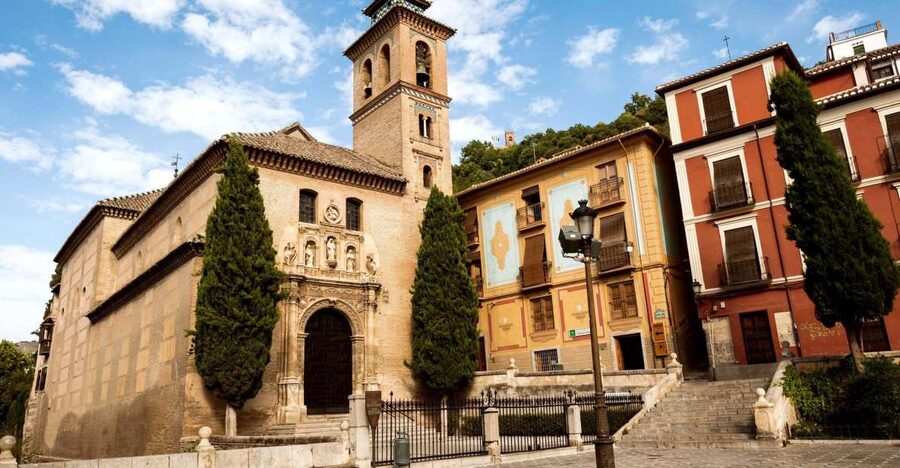Granada: Albayzin and Sacromonte Walking Tour - Starting at Plaza Nueva and gaining your bearings