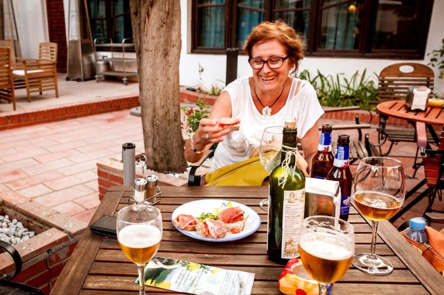 Granada: Albayzin and Sacromonte Walking Tour - Guide quality and the mixed-language question