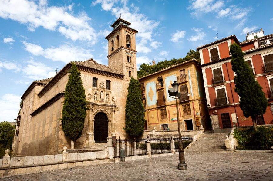 Granada: Albayzin and Sacromonte Walking Tour - Entering the Albayzín’s narrow Islamic streets