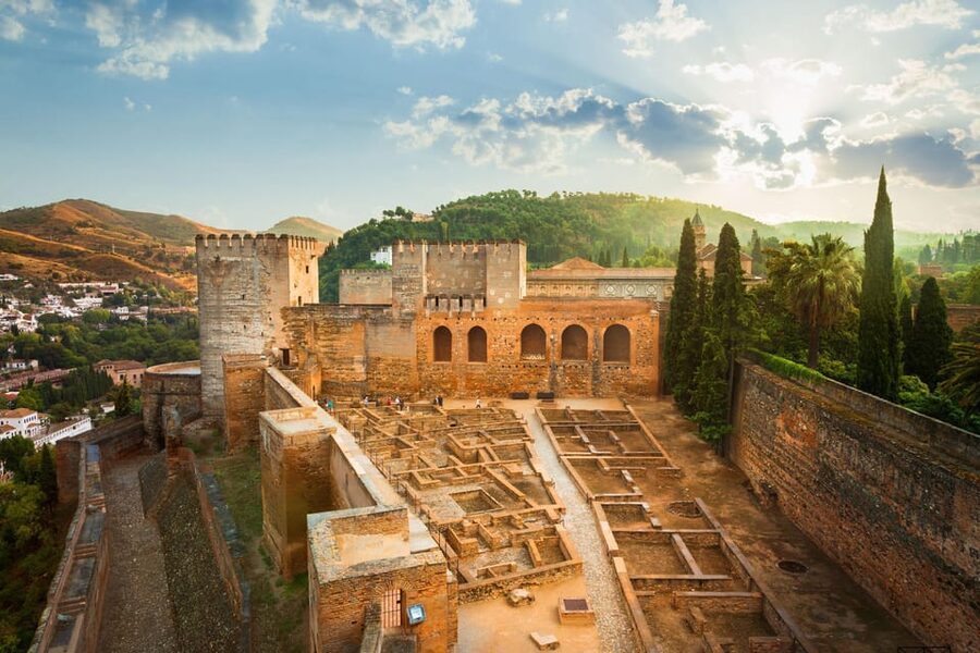Granada: Alhambra and Generalife Garden Ticket & Guided Tour - The Palace of Carlos V: A Sharp Change in Style