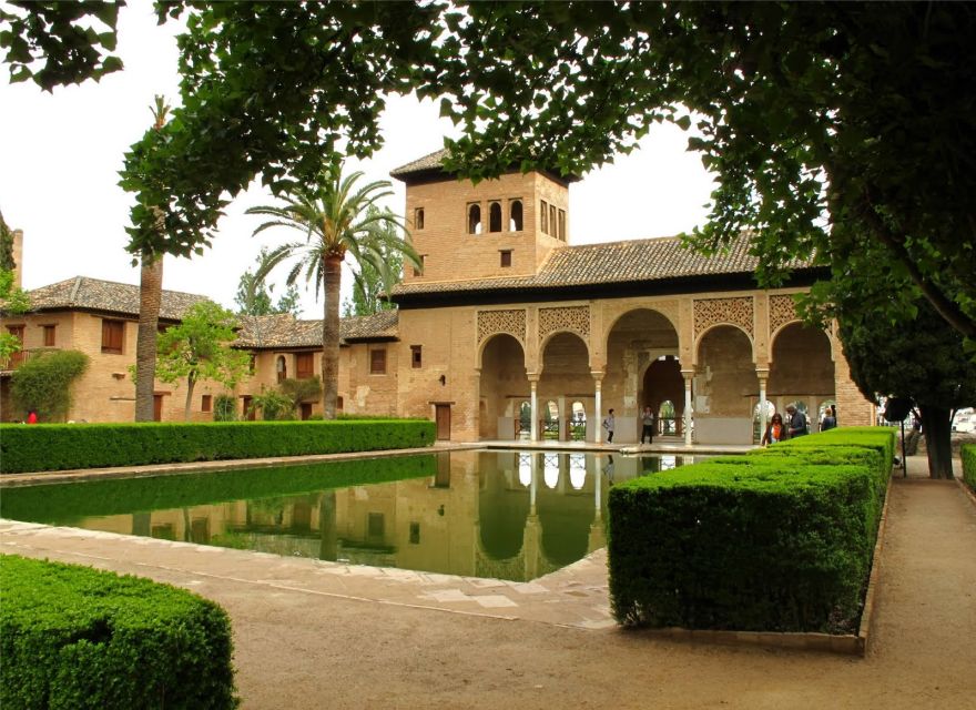Granada: Alhambra and Generalife Gardens Guided Tour - Why a guide helps at the Alhambra
