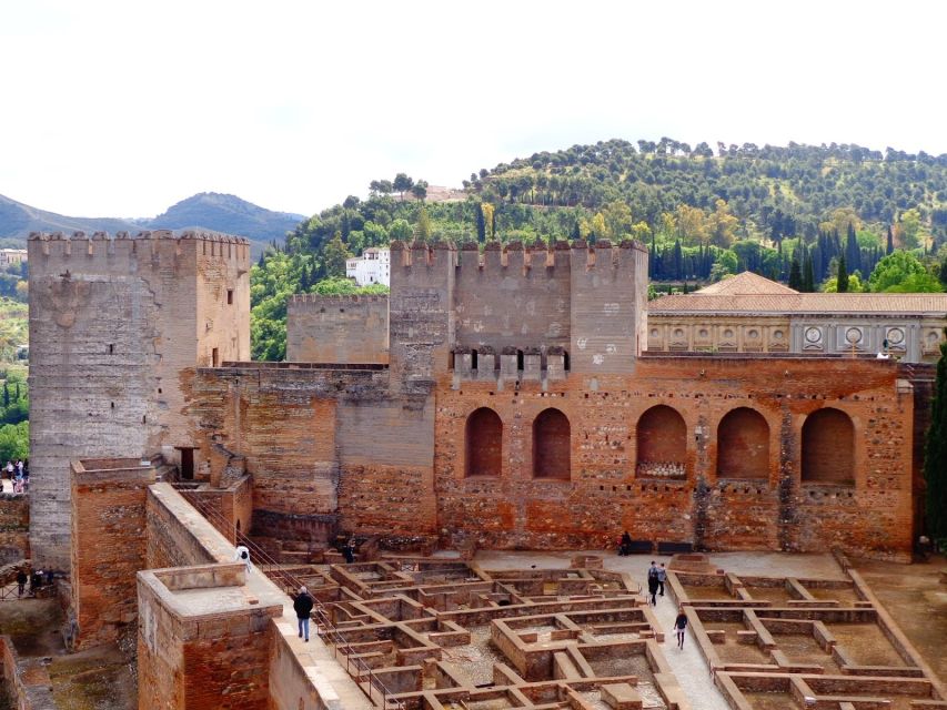 Granada: Alhambra and Generalife Gardens Guided Tour - Guide quality and group size