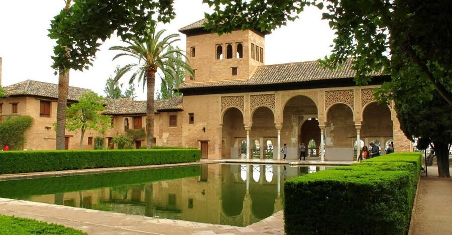 Granada: Alhambra and Generalife Gardens Guided Tour - Starting at the entrance with the orange umbrella