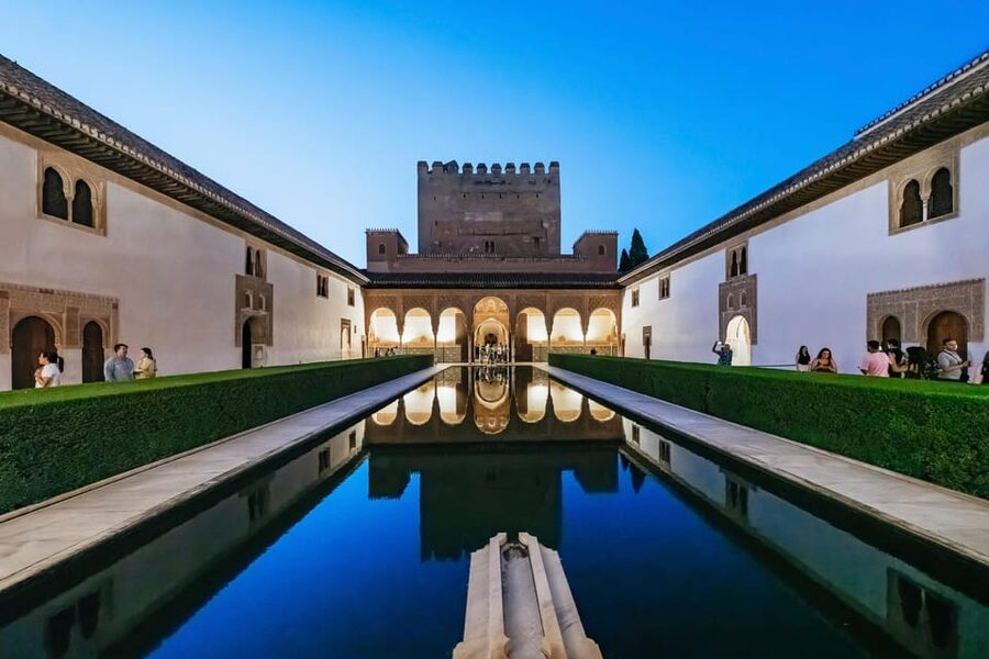 Granada: Alhambra and Nasrid Palaces Guided Tour at Night - Why the Alhambra feels different after dark