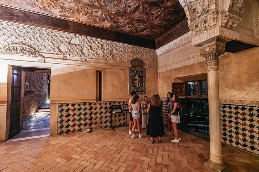 Granada: Alhambra and Nasrid Palaces Guided Tour at Night - The 15-minute stop at the Palace of Charles V