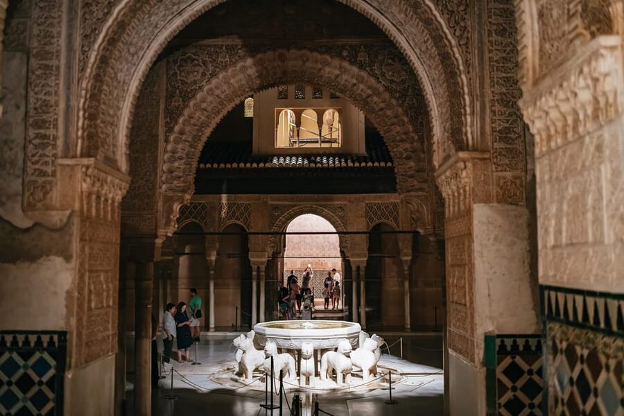 Granada: Alhambra and Nasrid Palaces Guided Tour at Night - Seventy-five minutes inside the Nasrid Palaces