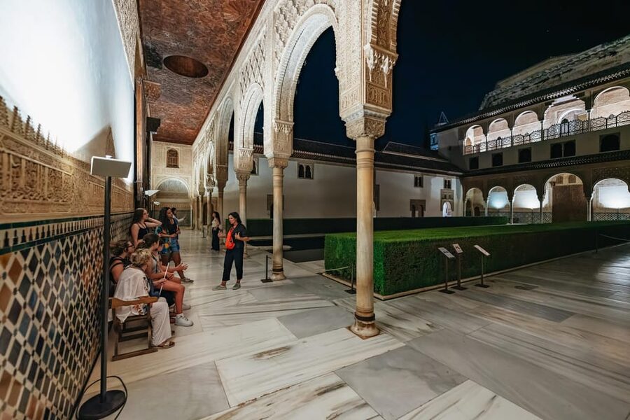 Granada: Alhambra and Nasrid Palaces Guided Tour at Night - The magic and limits of illuminated courtyards