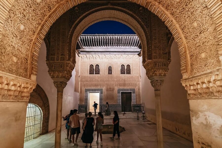 Granada: Alhambra and Nasrid Palaces Guided Tour at Night - Which guide style can you expect?
