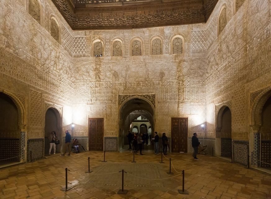 Granada: Alhambra and Nasrid Palaces Private Tour - Why the Alhambra is easier with a guide