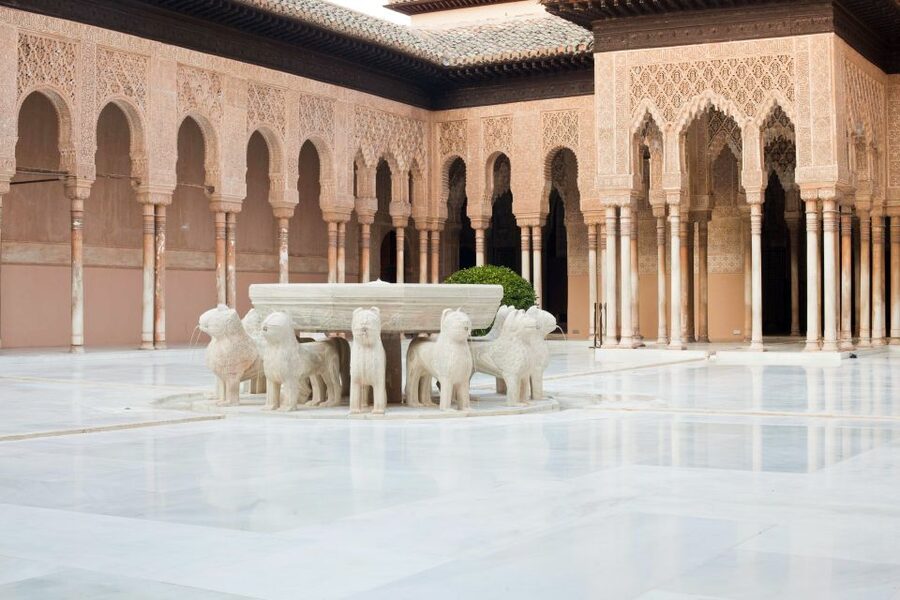 Granada: Alhambra and Nasrid Palaces Small Guided Tour - Why a guide helps at the Alhambra