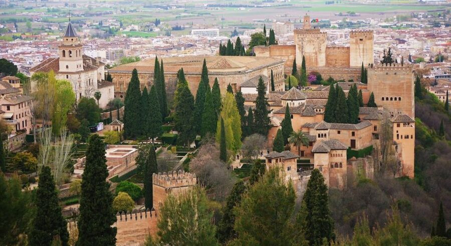 Granada: Alhambra and Nasrid Palaces Small Guided Tour - Three hours, group size, and pace