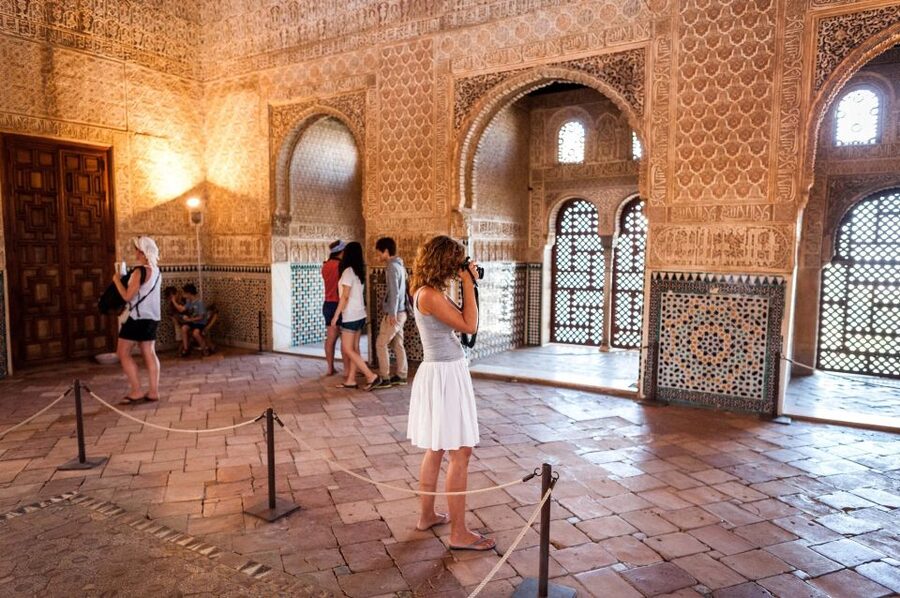 Granada: Alhambra Complex Guided Tour Options - Generalife Gardens and the pleasure of water