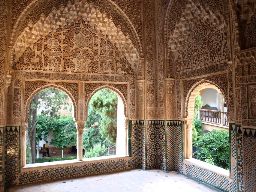 Granada: Alhambra Complex Guided Tour with Ticket - Key points at a glance