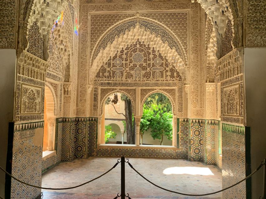 Granada: Alhambra Complex Guided Tour with Ticket - Generalife gardens and the royal retreat