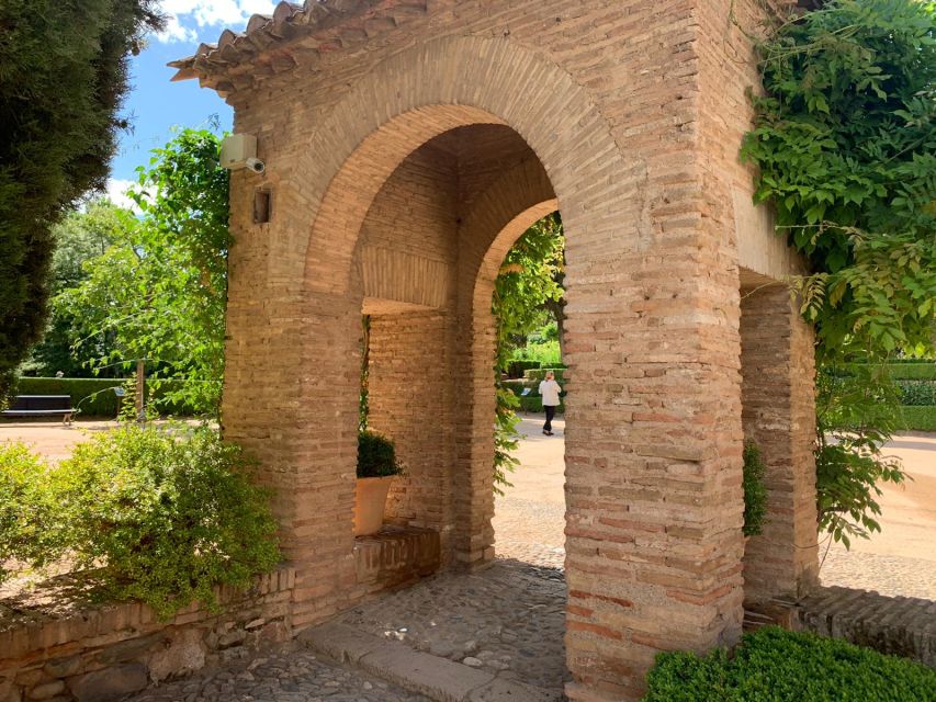 Granada: Alhambra Complex Guided Tour with Ticket - The old medina and the Alcazaba