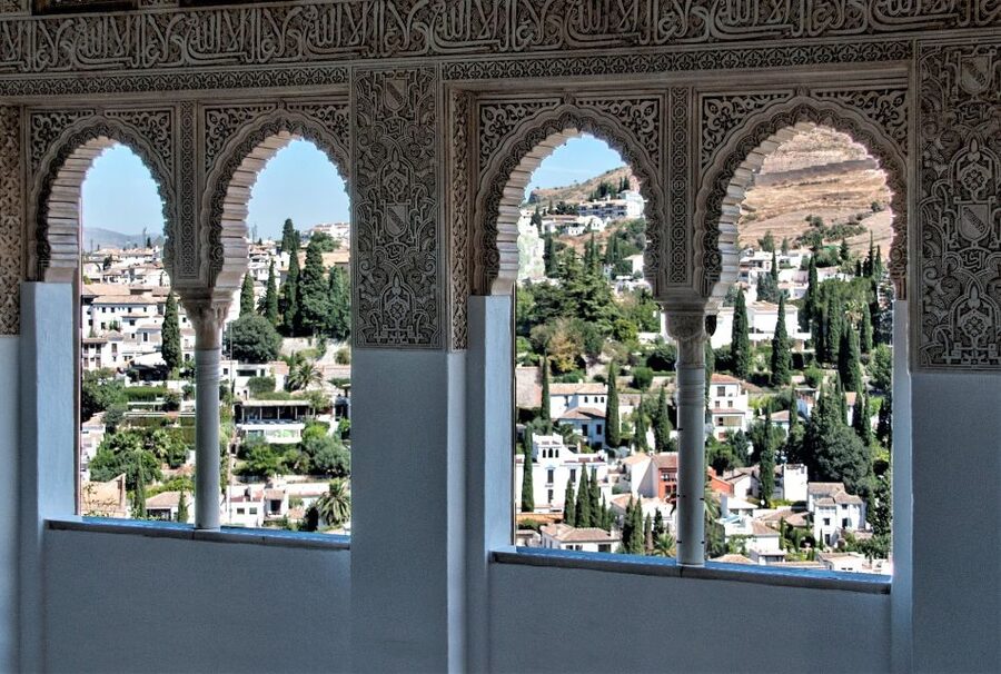 Granada: Alhambra Complex Guided Tour with Ticket - The Nasrid Palaces and their decorated rooms