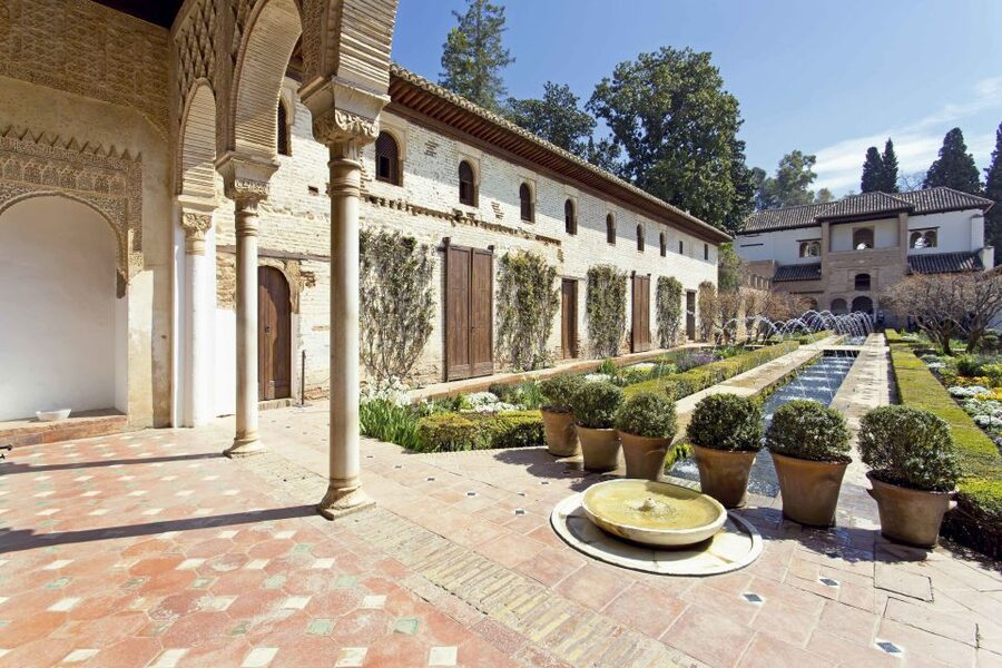 Granada: Alhambra Fast-Track Guided Tour - Palace of Charles V: a sharp change in style
