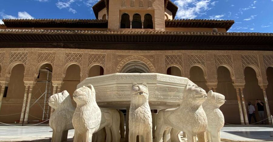 Granada: Alhambra & Generalife Fast-Track Guided Tour - Why a guide helps inside the Alhambra