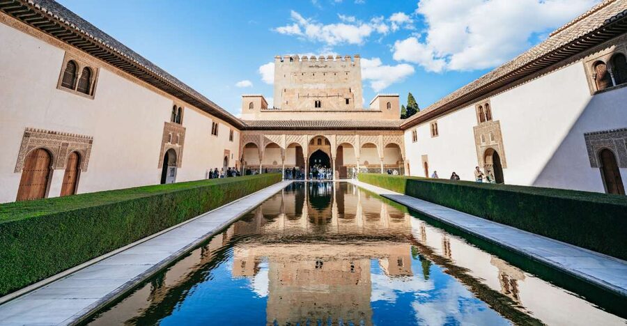 Granada: Alhambra Guided Tour with Nasrid Palaces & Gardens - Key points at a glance
