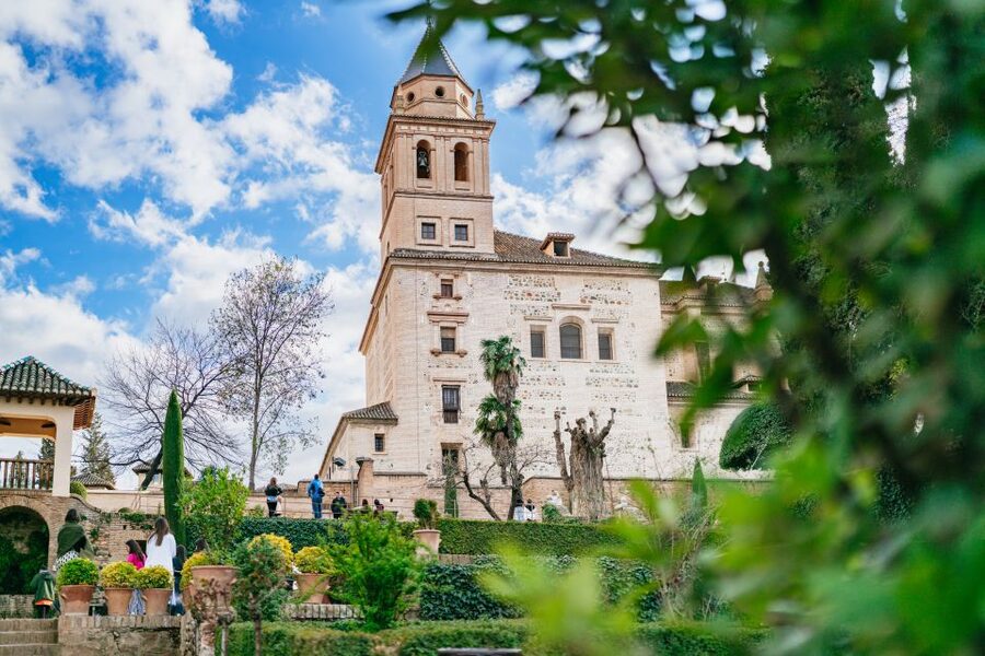 Granada: Alhambra Guided Tour with Nasrid Palaces & Gardens - Practical details to handle before you go