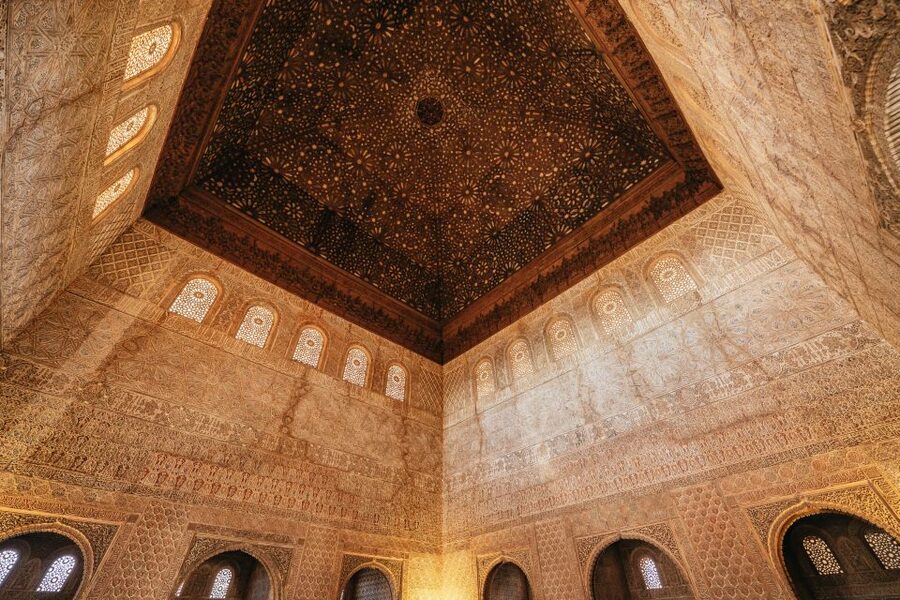 Granada: Alhambra Guided Tour with Nasrid Palaces & Gardens - Inside the Nasrid Palaces