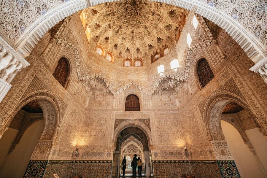 Granada: Alhambra Guided Tour with Nasrid Palaces & Gardens - Language, group size, and guide quality