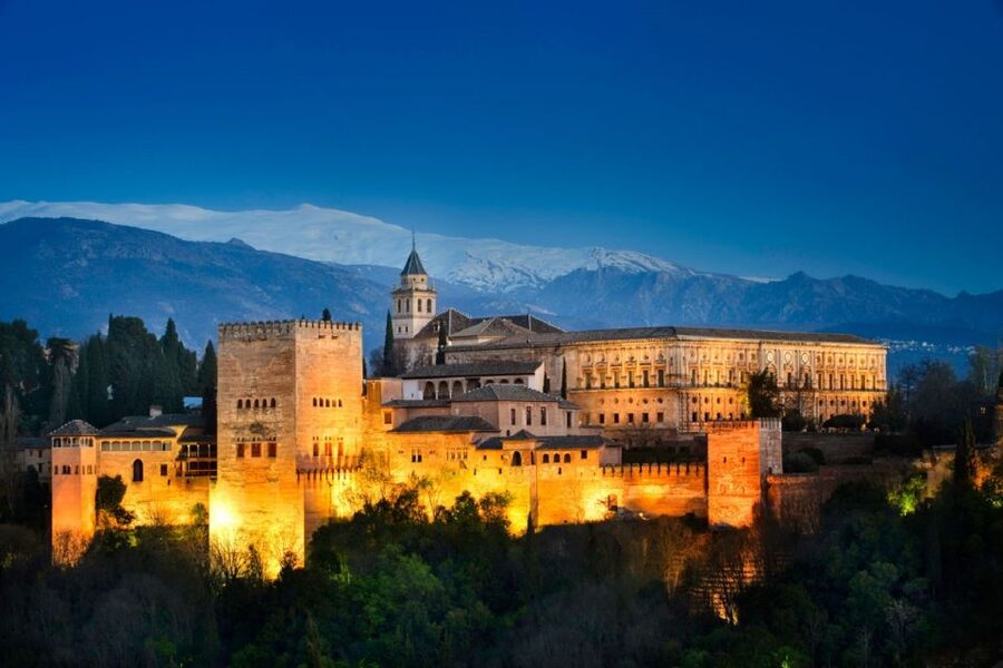 Granada: Alhambra, Nasrid, and Generalife Private Tour - Generalife Gardens and the art of water