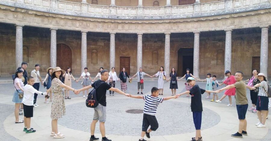 Granada: Alhambra, Nasrid Palaces, & Generalife Guided Tour - Generalife Gardens: A Calm Beginning