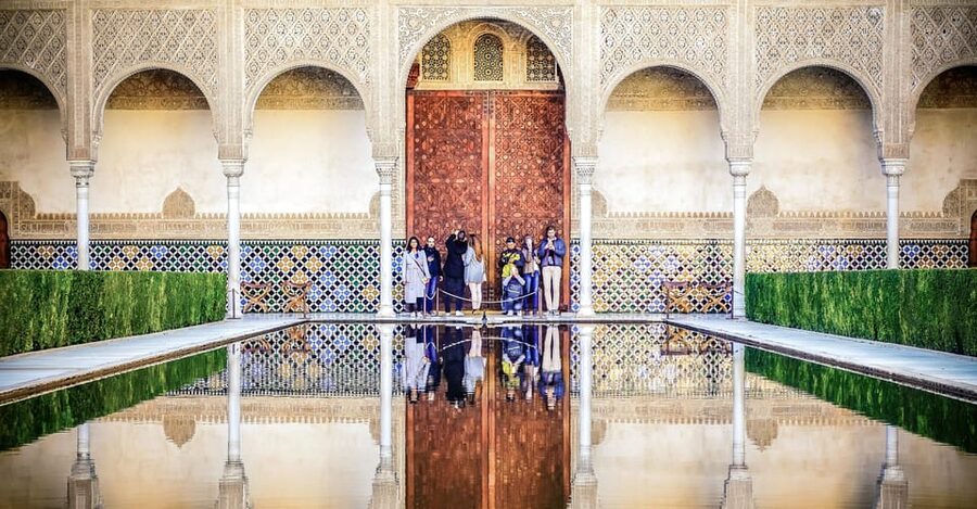 Granada: Alhambra & Nasrid Palaces Small Group Guided Tour - At a Glance