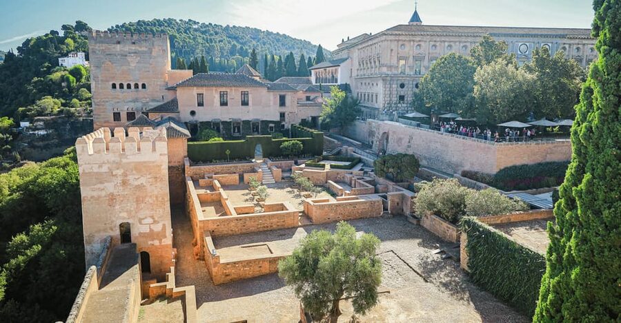 Granada: Alhambra & Nasrid Palaces Small Group Guided Tour - History, Religion, and Daily Palace Life