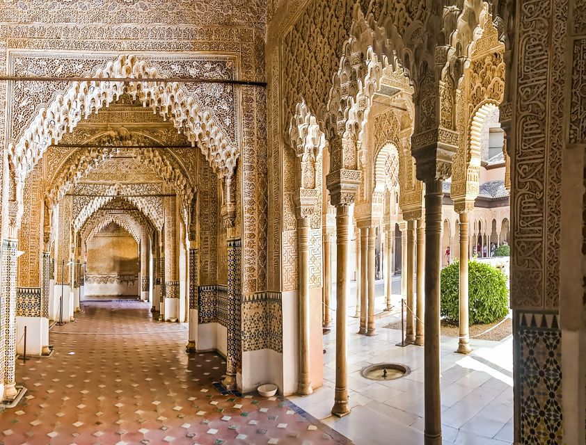 Granada: Alhambra & Nasrid Palaces Tour with Tickets - Generalife gardens and the royal retreat
