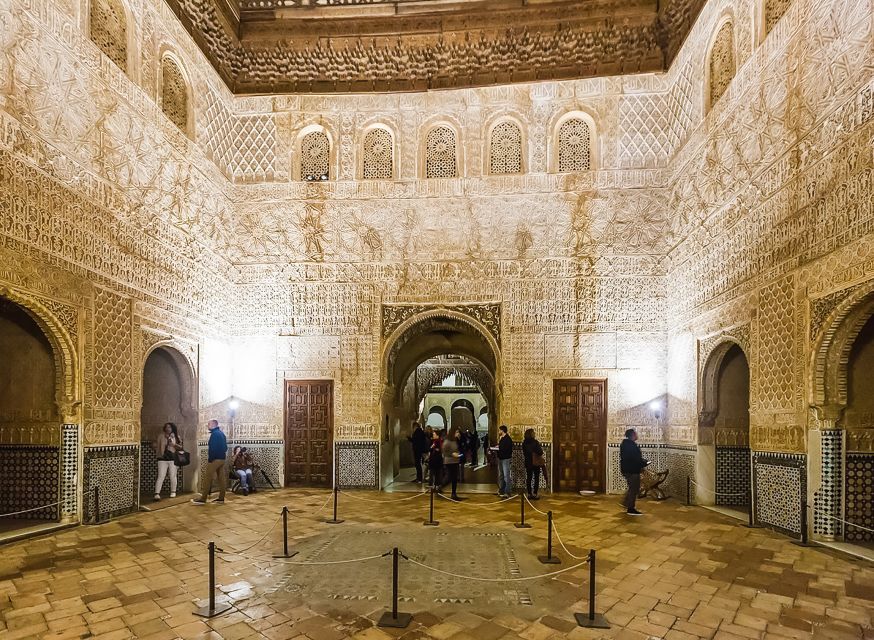 Granada: Alhambra & Nasrid Palaces Tour with Tickets - The value of a guide and headset