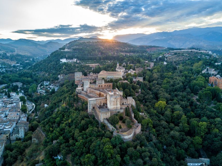 Granada: Alhambra Palace Guided Tour - What this two-hour Alhambra visit really covers