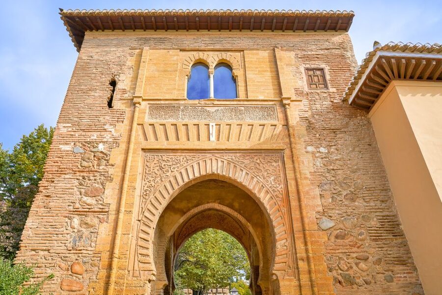 Granada: Alhambra Small Group Tour with Nasrid Palaces - Starting at the Generalife gardens
