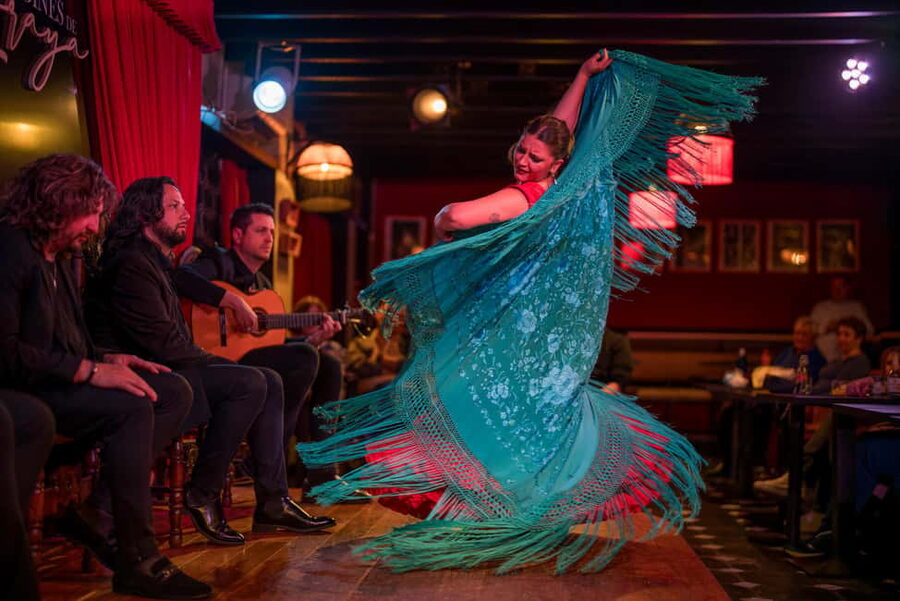 Granada: Flamenco Show with Dinner at Jardines de Zoraya - Arriving in Granada’s Albaycín neighborhood