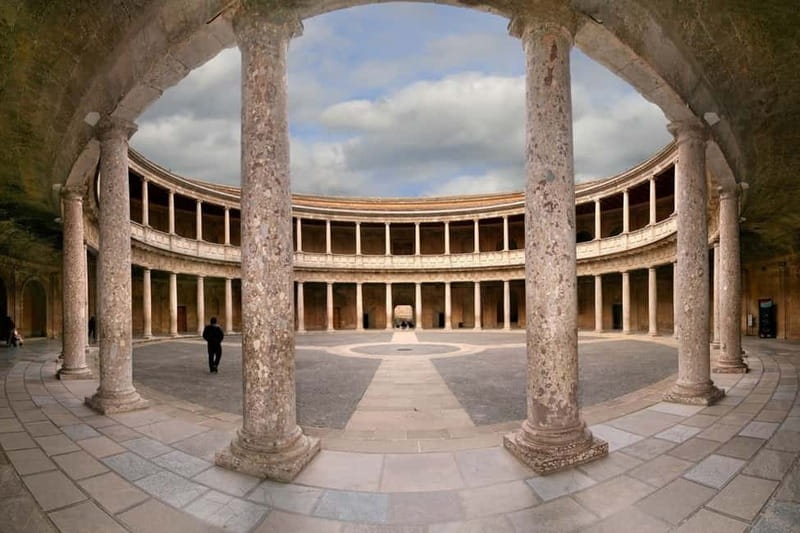 Granada: Gardens of the Alhambra and Generalife Regular Tour - Meeting your guide and getting started